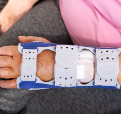 broken arm in splint